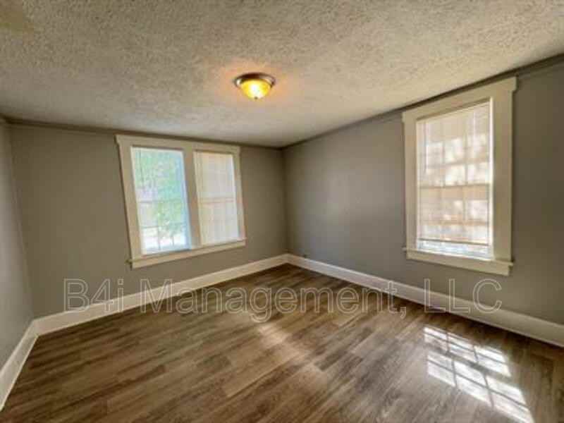 1111 Henry Ave - Photo 2 of 9