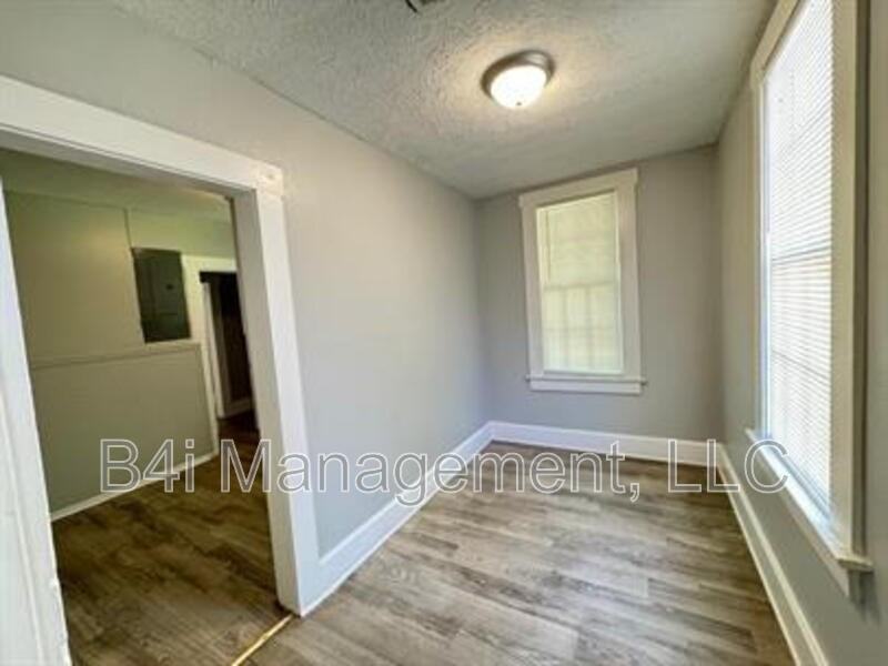 1111 Henry Ave - Photo 4 of 9