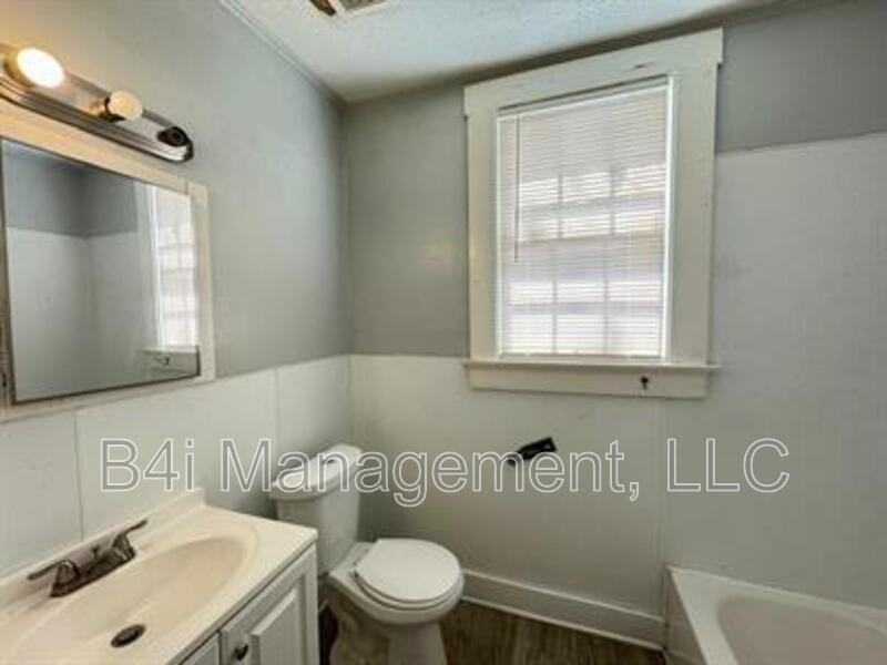 1111 Henry Ave - Photo 5 of 9