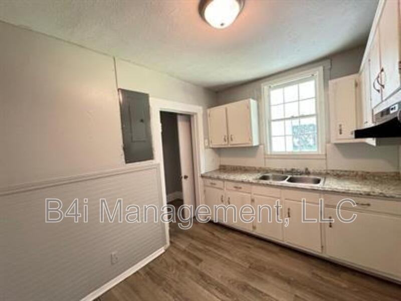 1111 Henry Ave - Photo 6 of 9