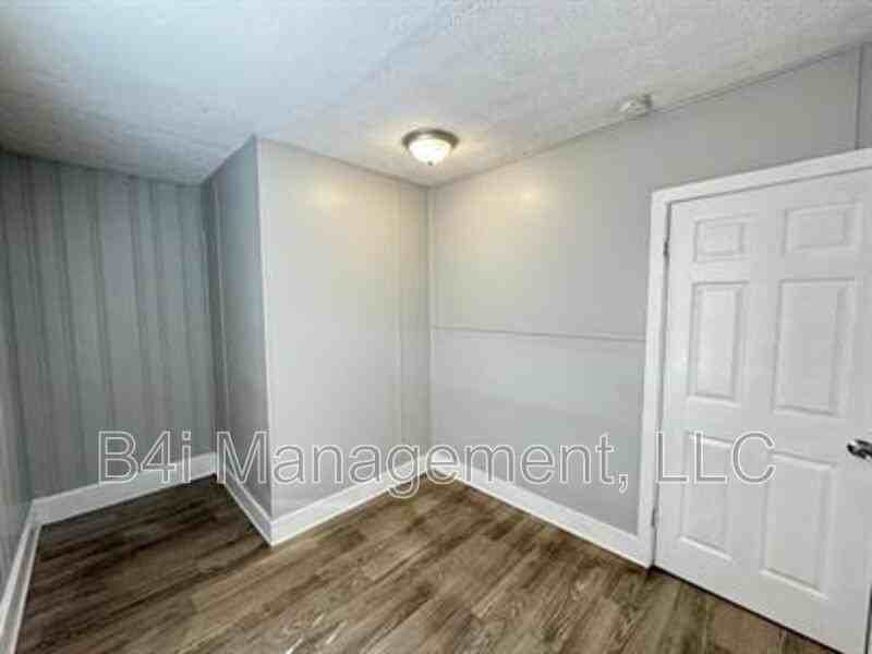 1111 Henry Ave - Photo 7 of 9