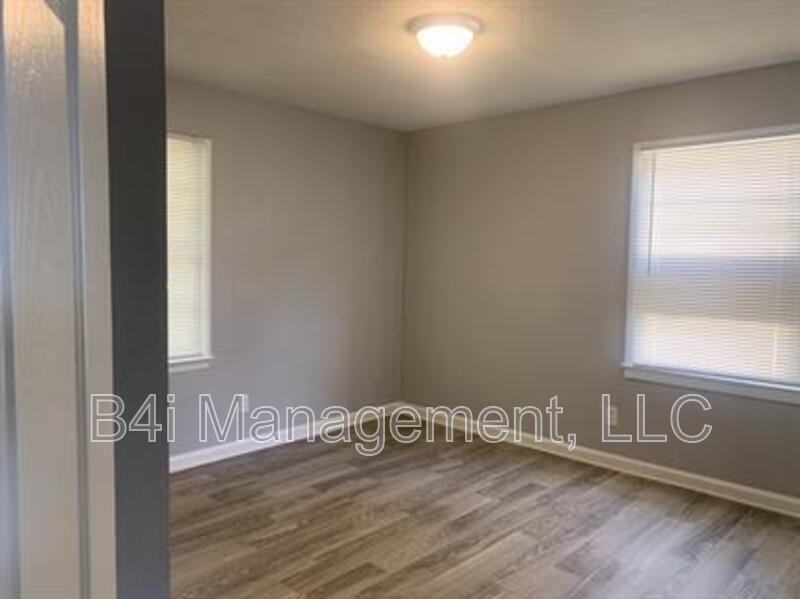 1045 Enoch Drive - Photo 4 of 17