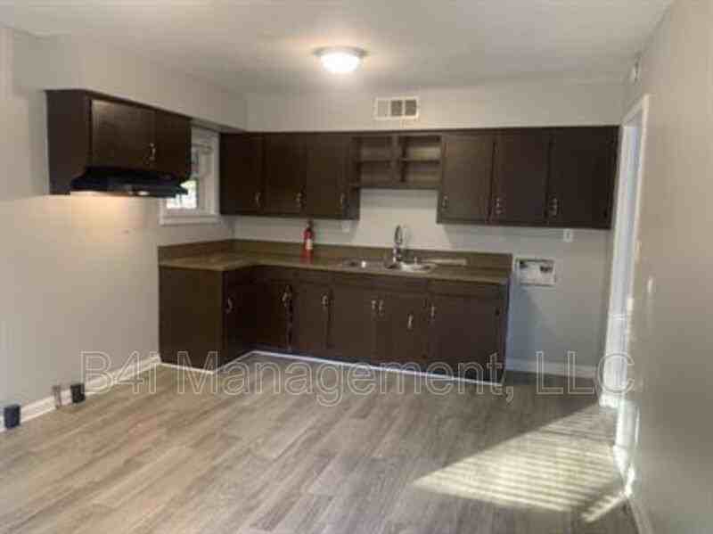 1045 Enoch Drive - Photo 5 of 17