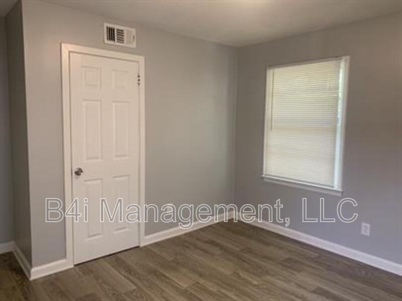 1045 Enoch Drive - Photo 6 of 17