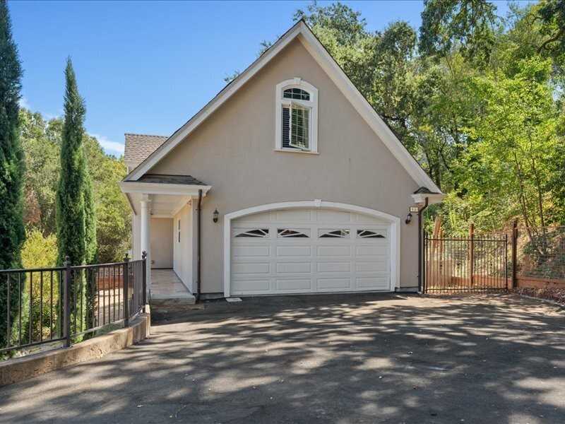 910 Villa Chantecleer Rd - Photo 2 of 32