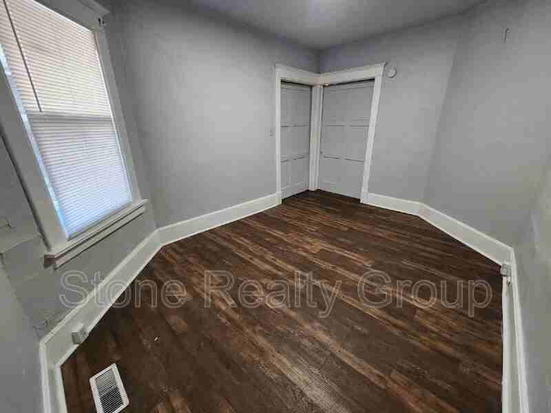 424 S 4th St - Photo 2 of 7