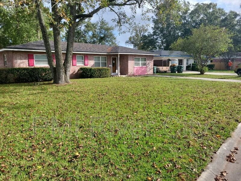 7819 Lisa Drive East - Photo 3 of 15