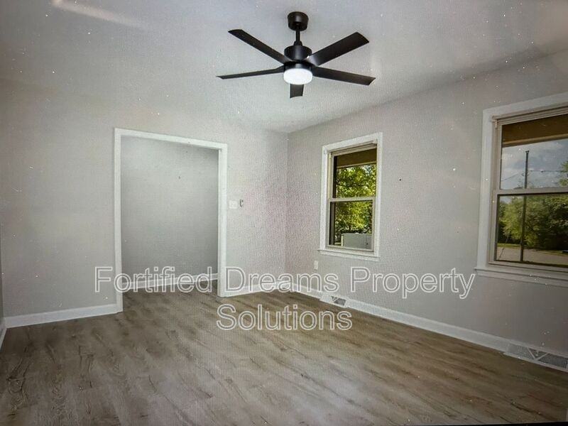 1141 Carolina Cir - Photo 4 of 24