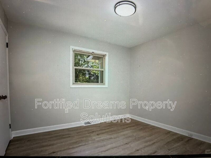 1141 Carolina Cir - Photo 5 of 24