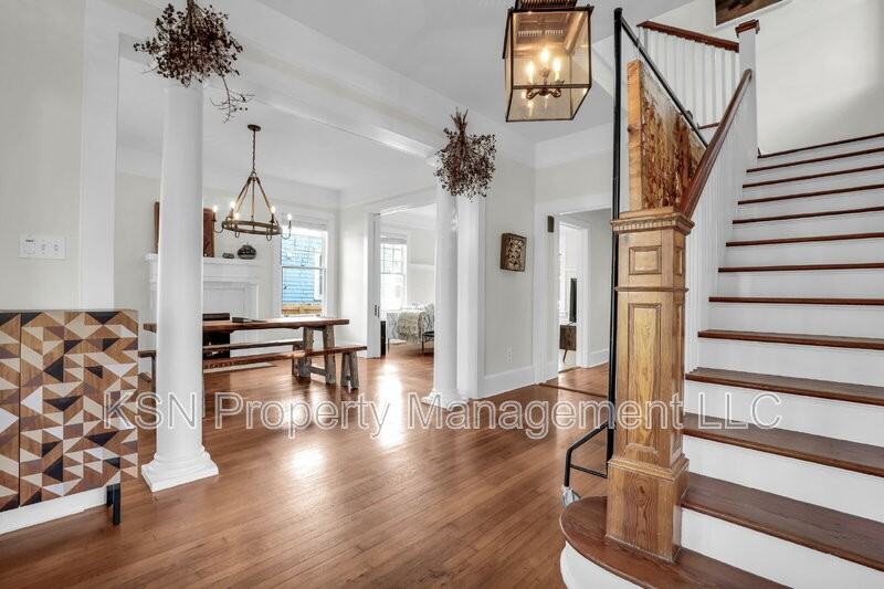 517 E 40th St - Photo 7 of 49
