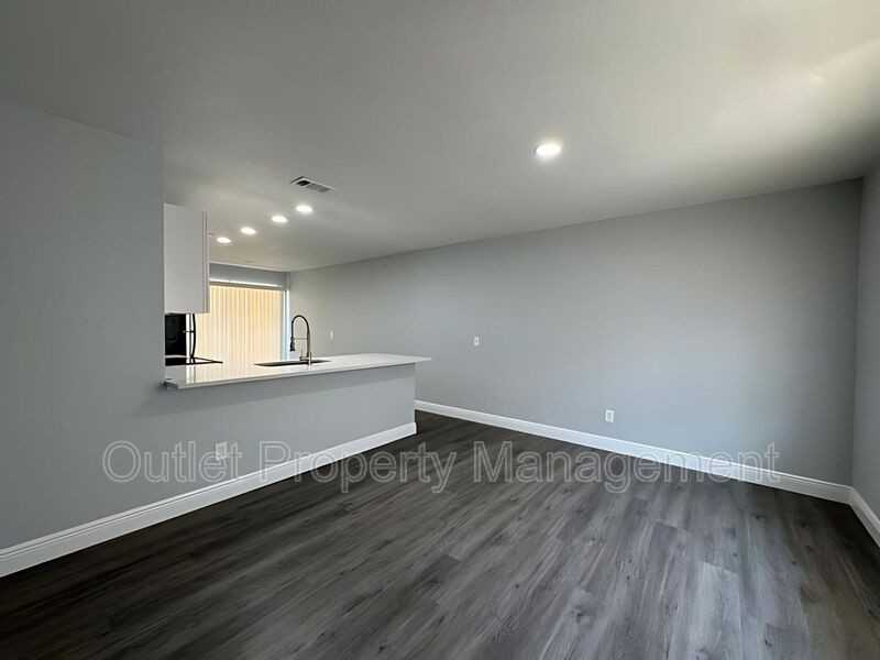 442 S Hill Ave - Photo 2 of 13