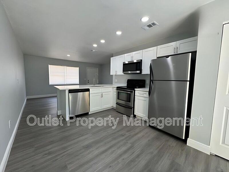 442 S Hill Ave - Photo 3 of 13