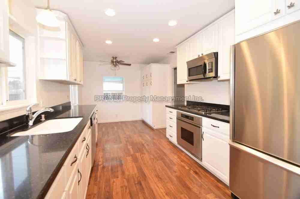 216 Las Gallinas Ave - Photo 2 of 13