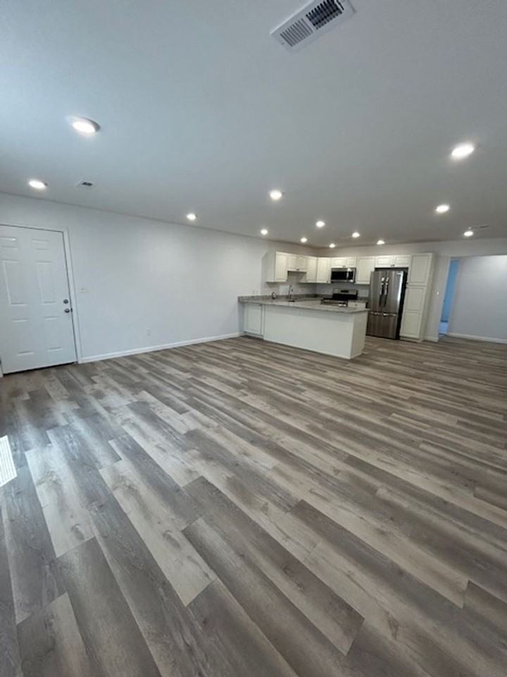 423 James Dr - Photo 3 of 13