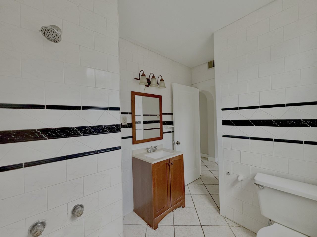 WARWICK APARTMENTS -- 039 - Photo 5 of 6