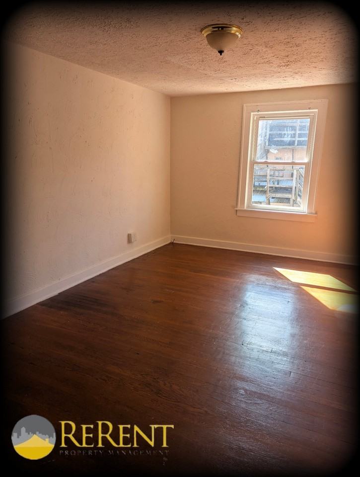 7 1/2 Adams Avenue - Photo 3 of 7