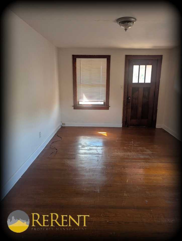 7 1/2 Adams Avenue - Photo 4 of 7