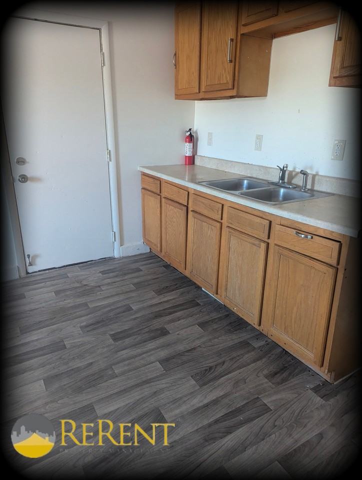 7 1/2 Adams Avenue - Photo 5 of 7