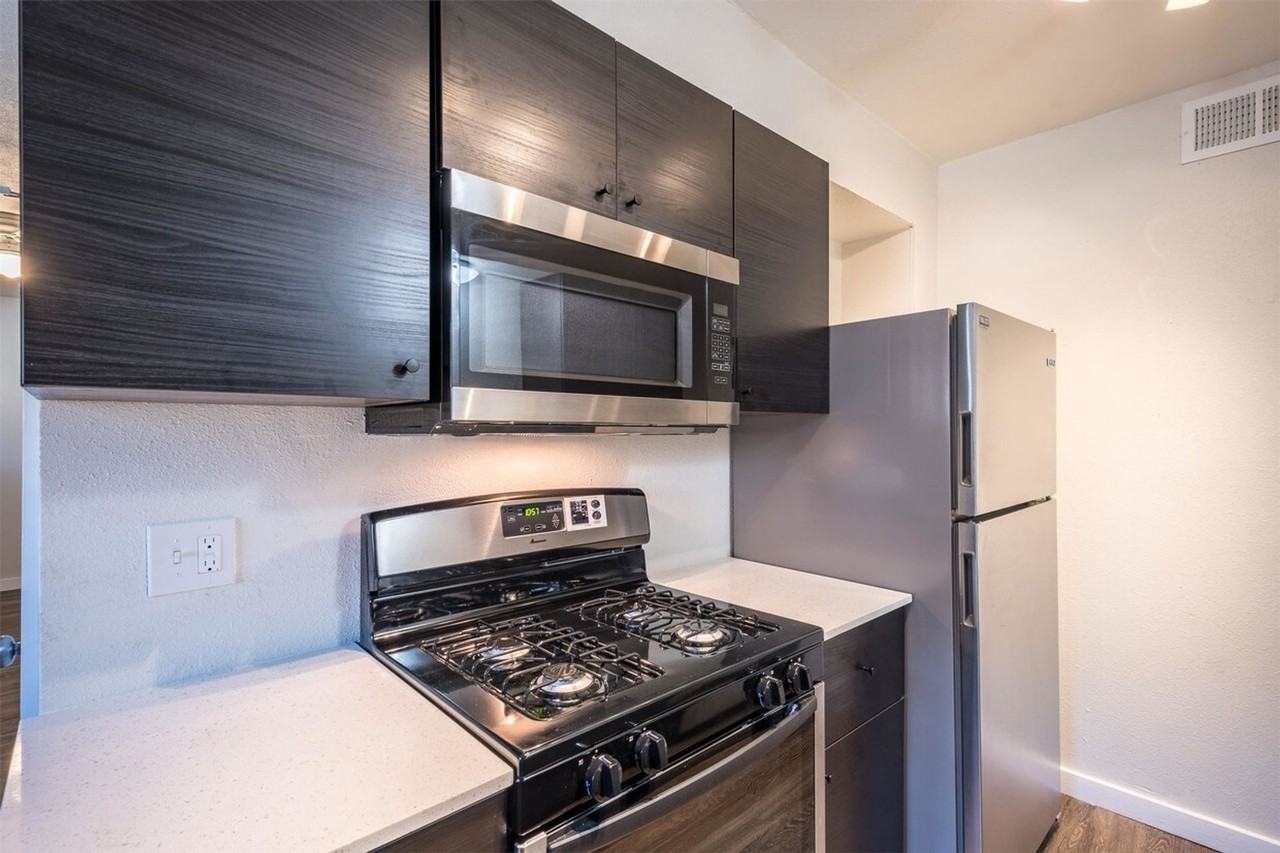 Gault St Apartments - Photo 3 of 12