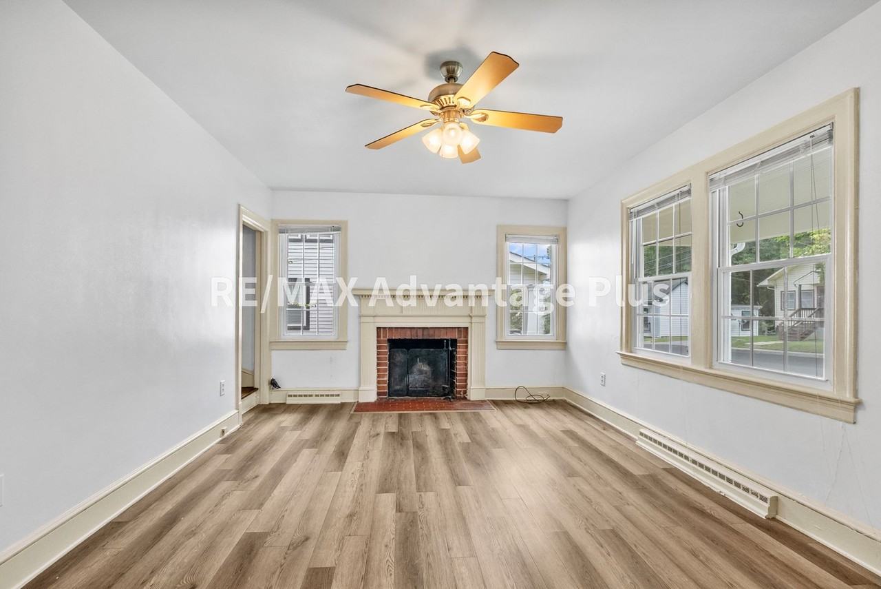 303 S Virginia St - Photo 3 of 43