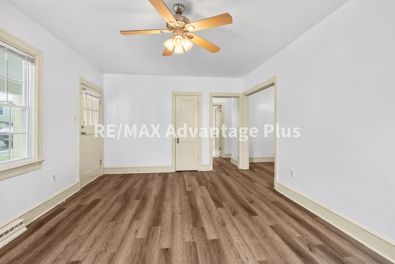 303 S Virginia St - Photo 4 of 43