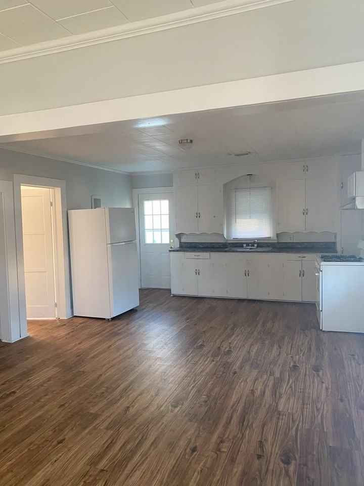 401 N Broadway St - Photo 2 of 8