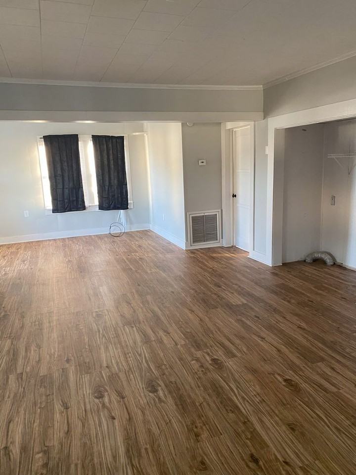 401 N Broadway St - Photo 3 of 8