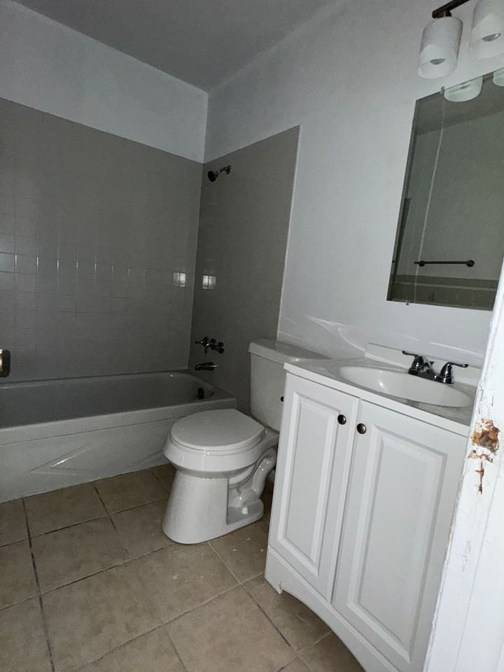 1749 Sw 12th St - Photo 3 of 8