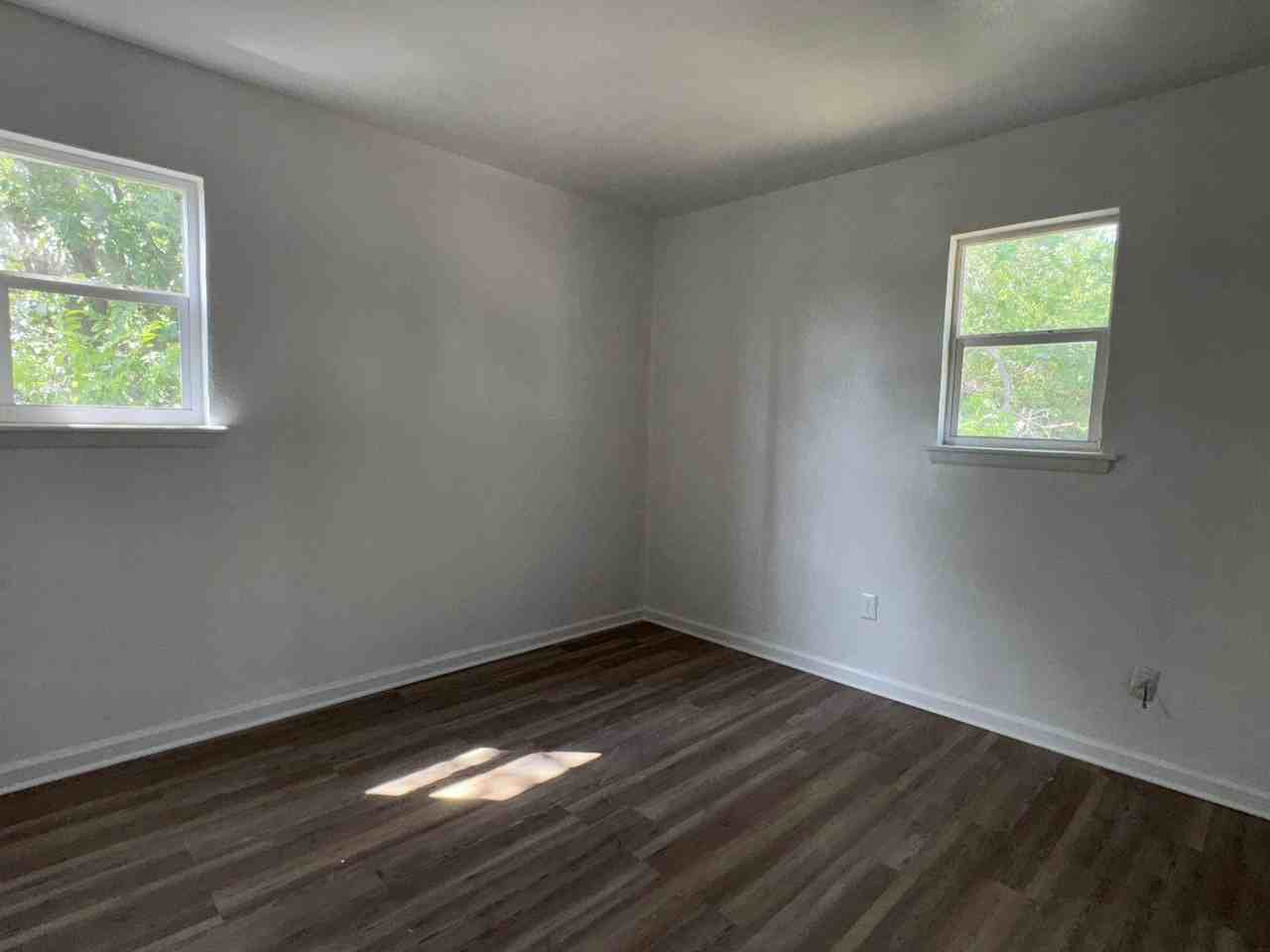1749 Sw 12th St - Photo 4 of 8