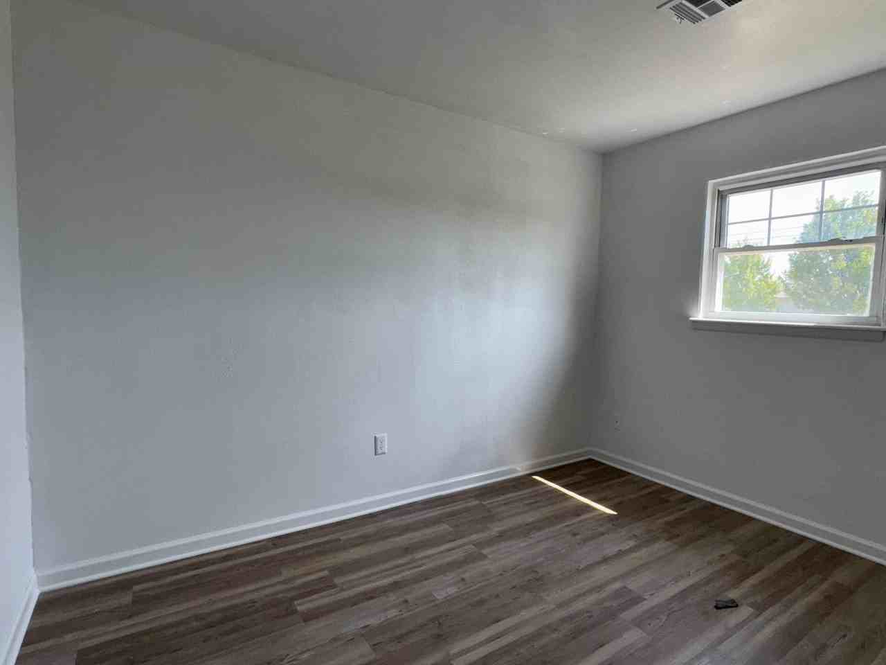 1749 Sw 12th St - Photo 6 of 8