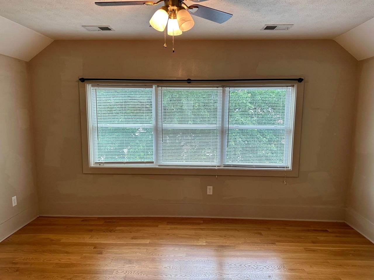 218 University Ave - Photo 3 of 33