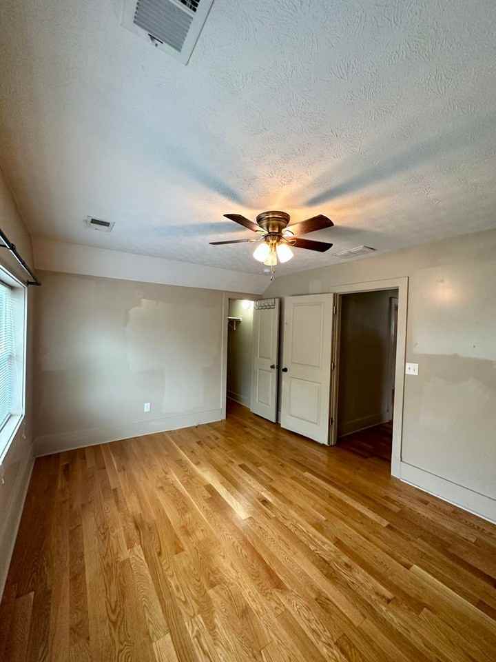 218 University Ave - Photo 4 of 33
