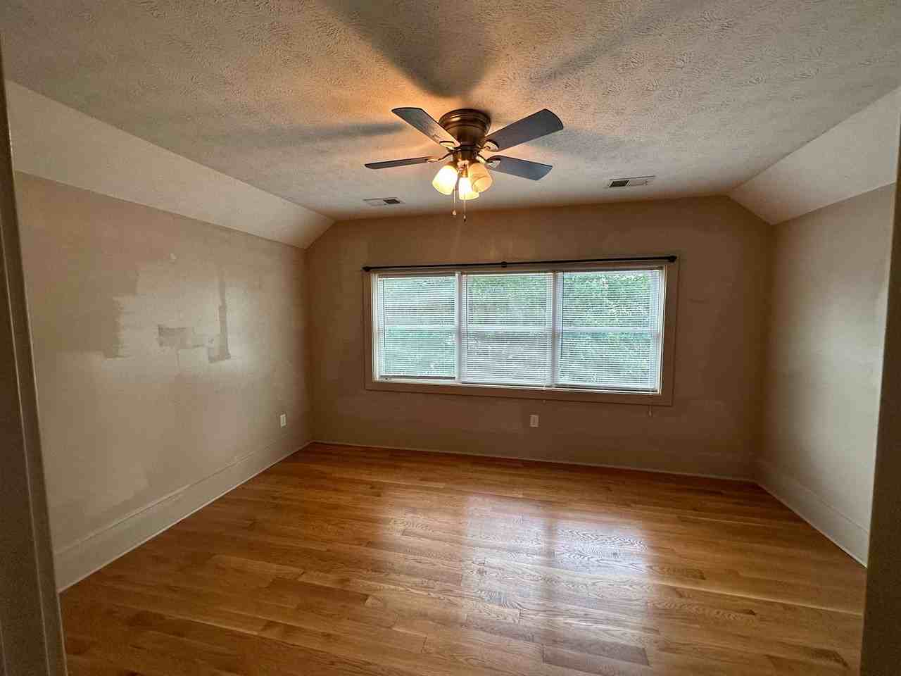 218 University Ave - Photo 7 of 33