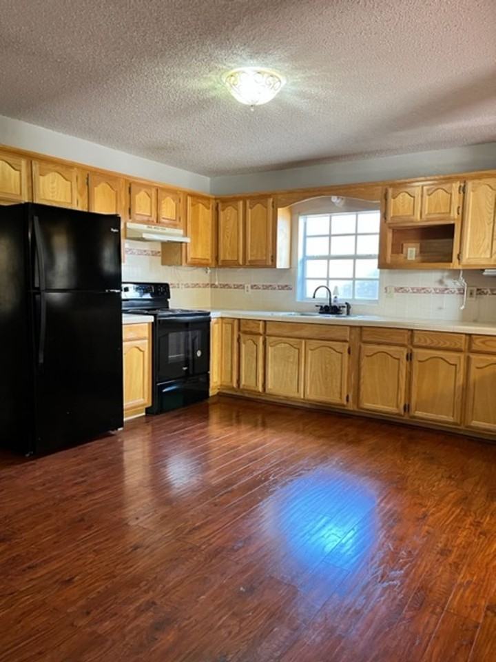 983 Washington Ave - Photo 3 of 12