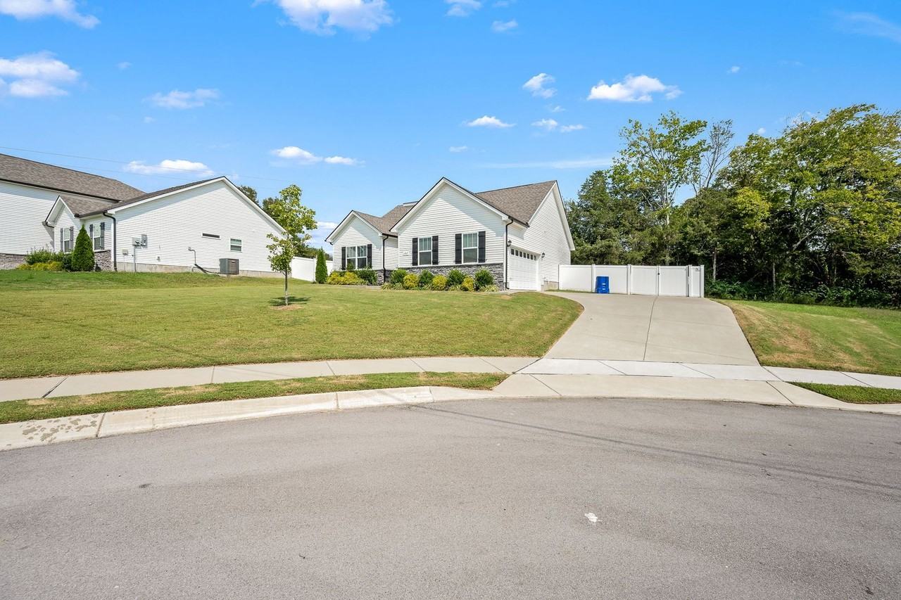 107 Curbow Ct - Photo 2 of 34