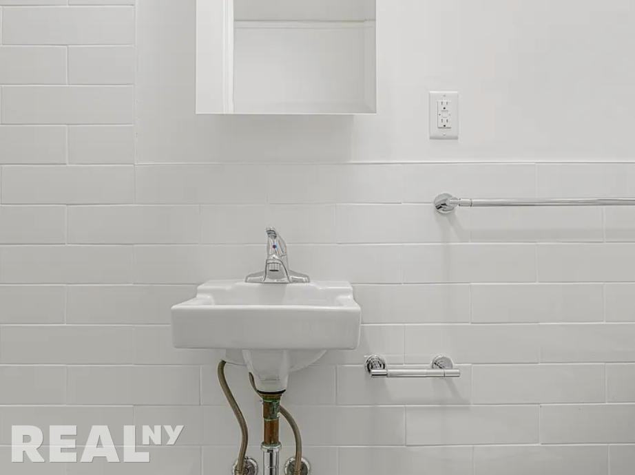 W 58th St #9B - Photo 3 of 9