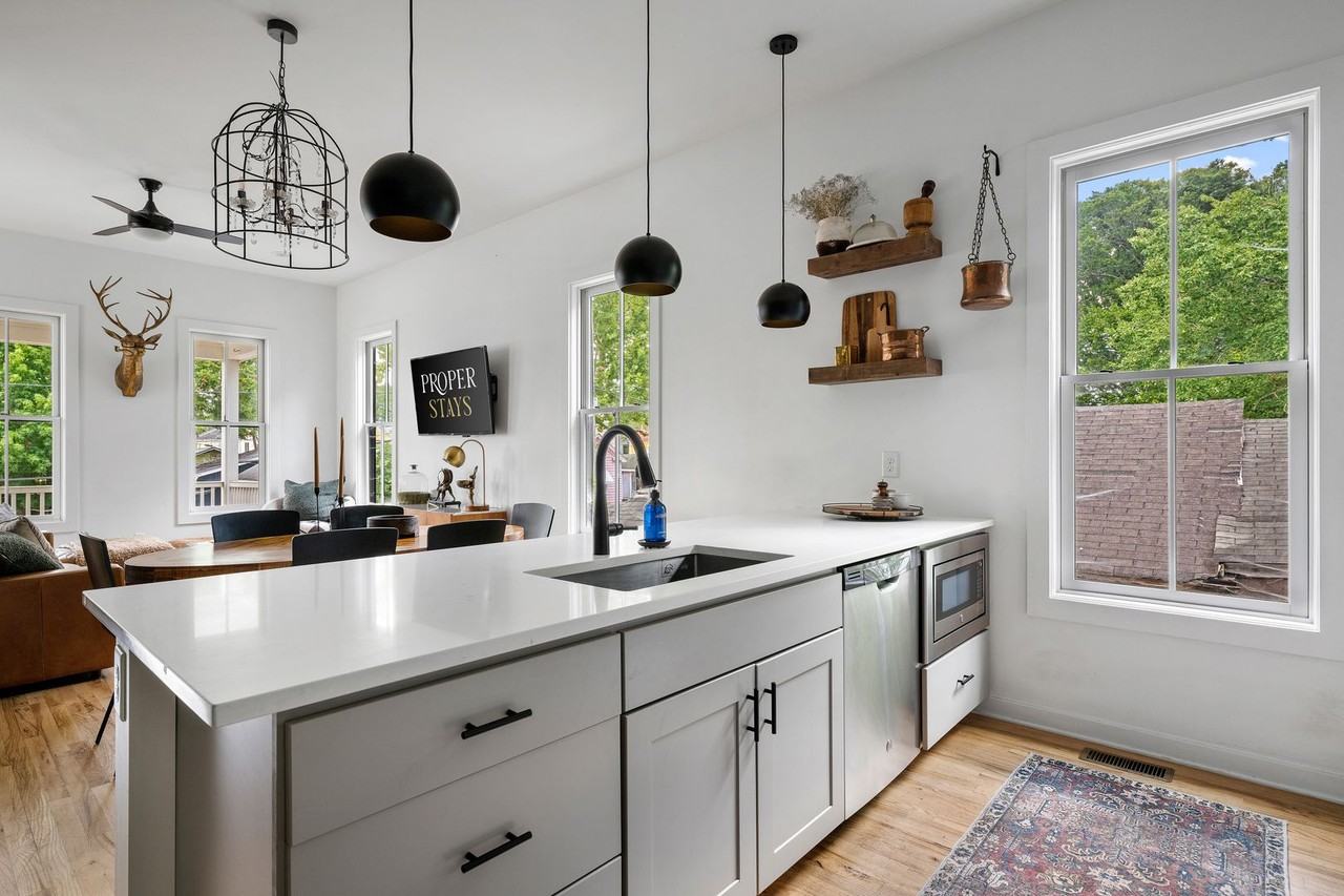 205 Line St - Photo 5 of 35