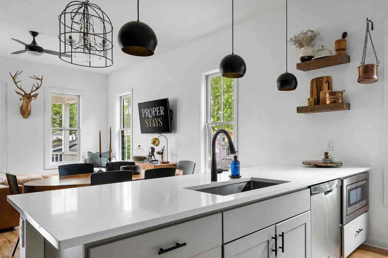 205 Line St - Photo 6 of 35