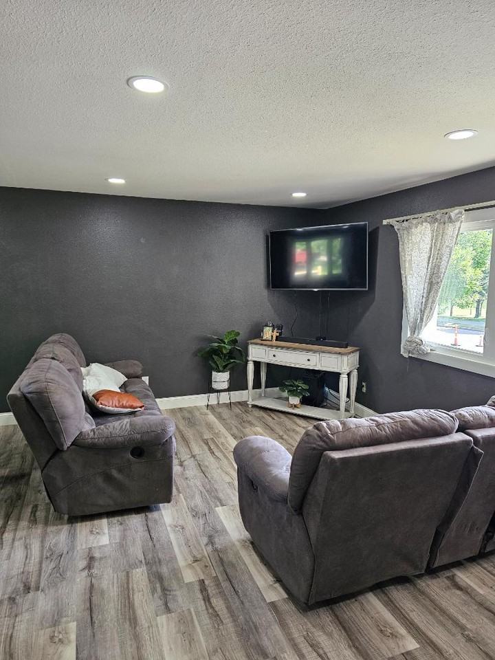 904 W Divide Ave - Photo 2 of 11