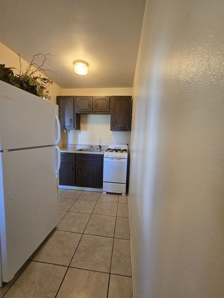 105 Hilltop Dr - Photo 3 of 11