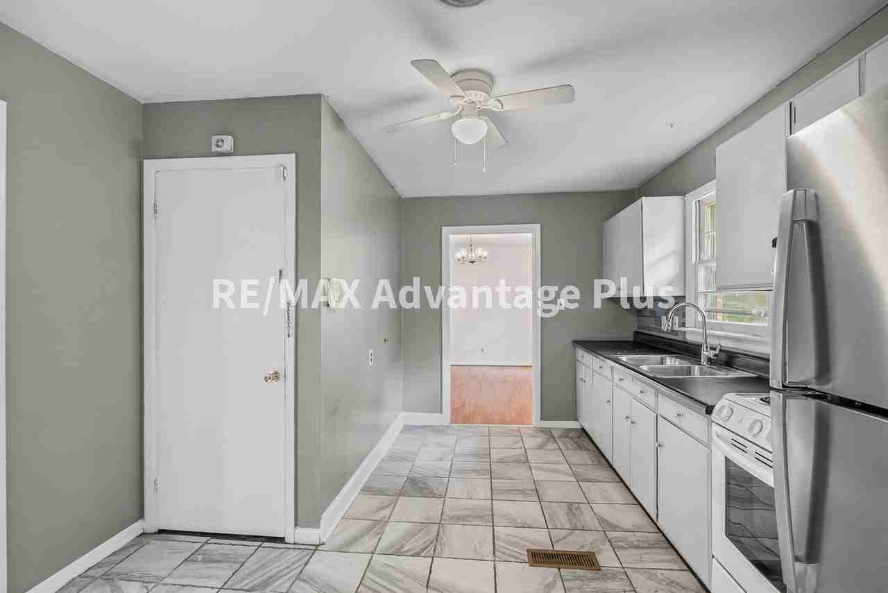 704 Griffin Blvd - Photo 7 of 31