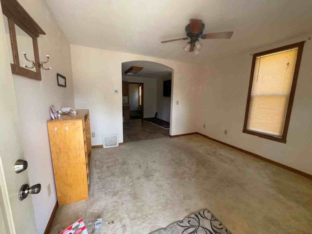 822 W 8th St - Photo 2 of 5