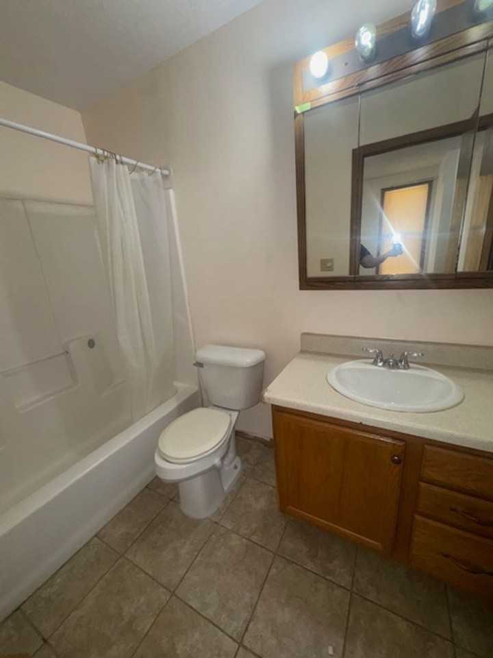 822 W 8th St - Photo 5 of 5