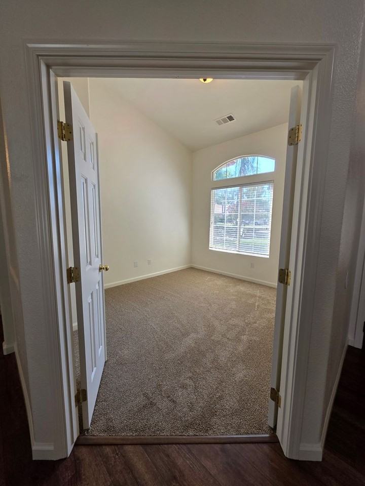 1008 E Arlen Ave - Photo 5 of 40
