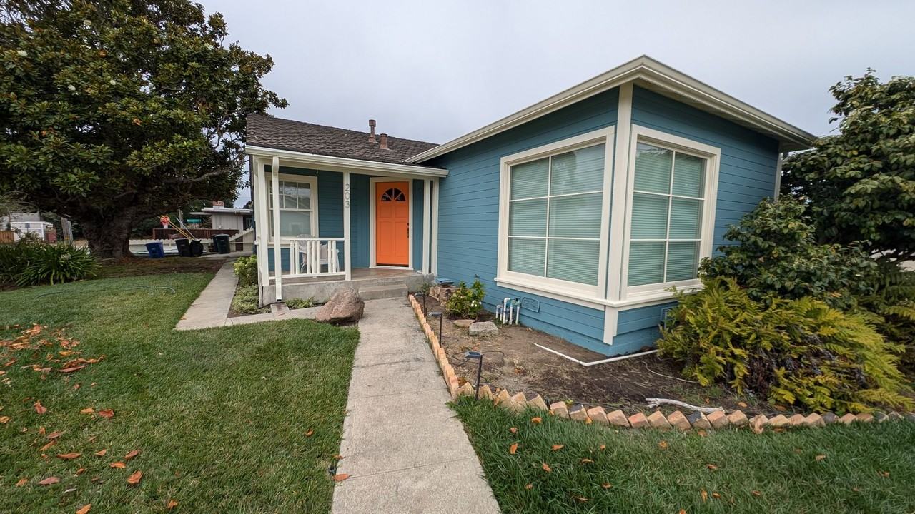 203 Seaview Ave - Photo 2 of 17
