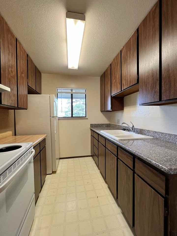 Bridgeview Apartments - Photo 4 of 10
