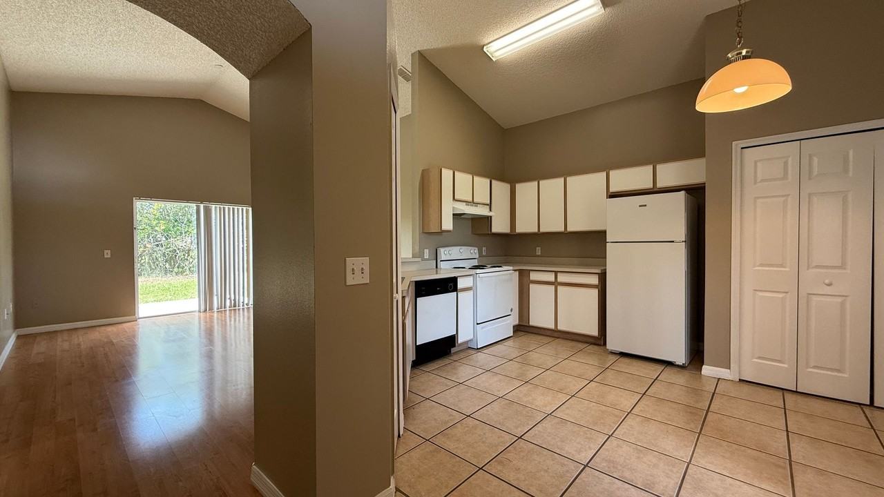 2406 Violet Court - Photo 3 of 30