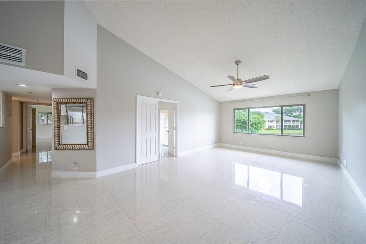 13810 Oneida Dr Apt C2 - Photo 6 of 22