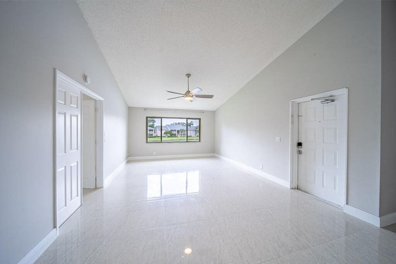 13810 Oneida Dr Apt C2 - Photo 7 of 22