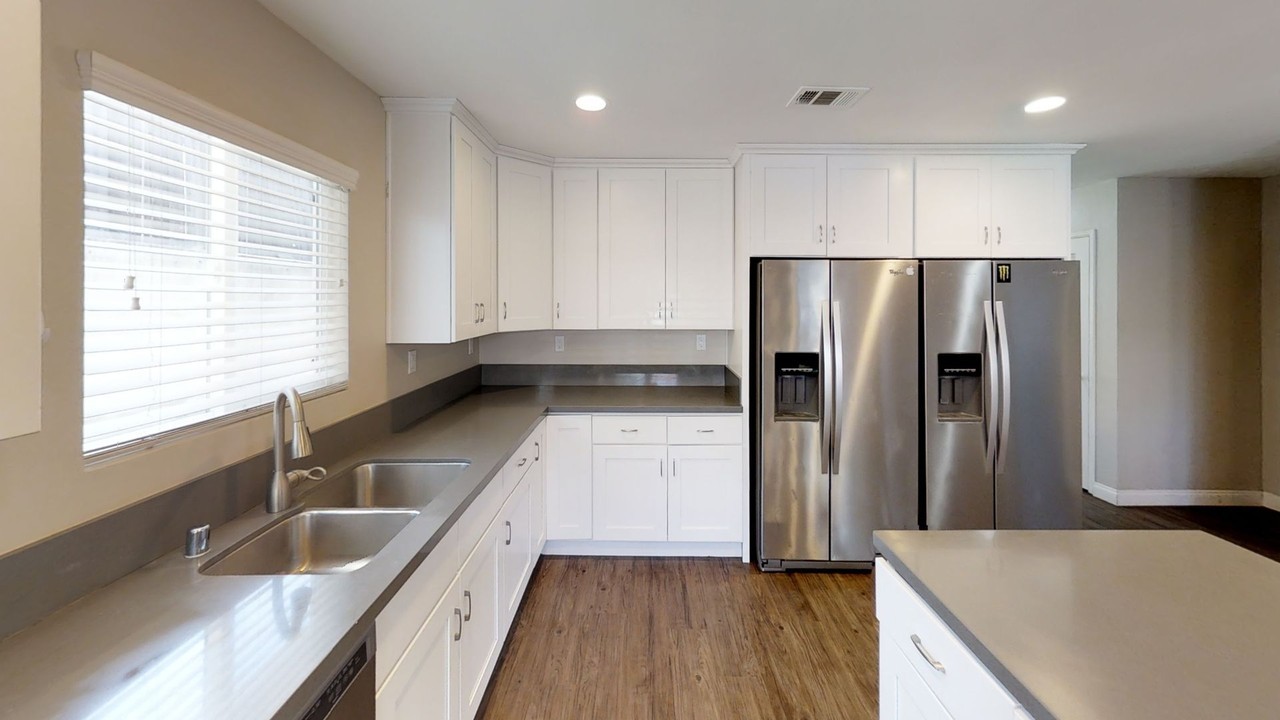 4820 College Ave - Photo 4 of 24